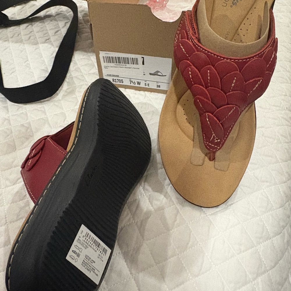 Clark’s Women's Red and Tan Sandals 7.5 W